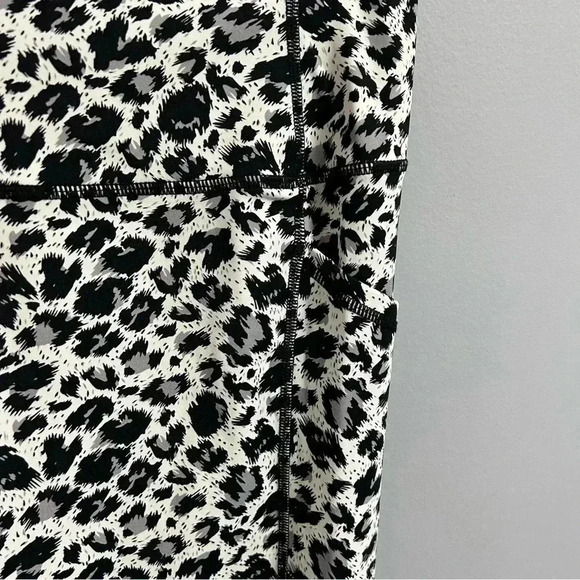 Zyia -  Snow Leopard Pocket Brilliant Hi-Rise Leggings - Picture 5 of 8
